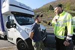 Dopravně bezpečnostní akce probíhala ve středu 17. dubna v Ústí nad Labem - Vaňově. Dopravní policisté rozdávali střízlivým řidičům nealko pivo.