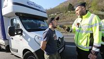 Dopravně bezpečnostní akce probíhala ve středu 17. dubna v Ústí nad Labem - Vaňově. Dopravní policisté rozdávali střízlivým řidičům nealko pivo.