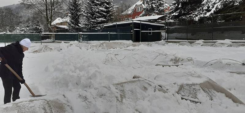 Nafukovací tenisová hala ve Velkém Březně nevydržela tíhu sněhu a propadla se