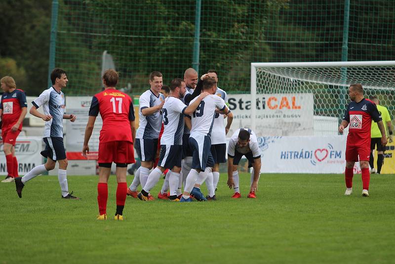 V televizním utkání porazily Hostovice před parádní návštěvou hosty z Chabařovic (červené dresy) 6:1.