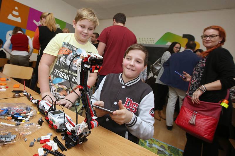 V ZŠ Neštěmická v Ústí nad Labem mají nově vybudovanou učebnu robotiky.