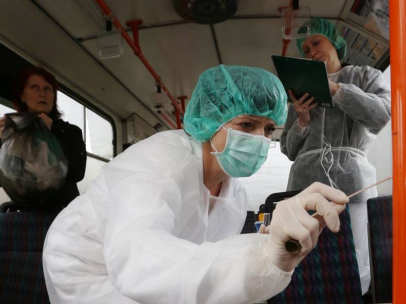 Pracovníci Krajské hygienické stanice odebírají stěry v interiérech trolejbusů a zkomají je na přítomnost viru žloutenky.