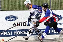 Ústečtí hokejbalisté (bílo-modří) porazili Karvinou 2:1.
