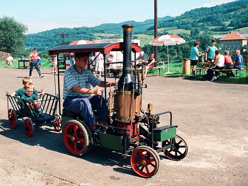 Muzeální železnice v Zubrnicích v sobotu pořádá po dvaceti letech Sraz drezín a vzpomínku na natáčení filmu Páni kluci. Archivní foto ukazuje jak to před dvaceti lety  v Zubrnicích vypadalo.