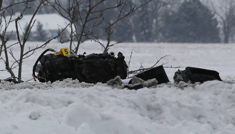 Dopravní nehoda autobusu a dvou osobních aut si vyžádala jeden lidský život a 15 zraněných.