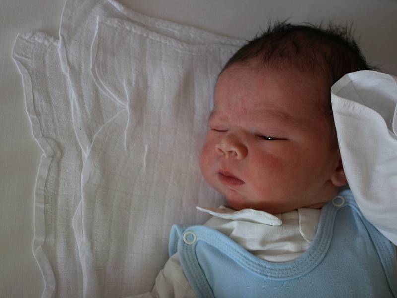 Antonín Ebr se narodil v ústecké porodnici 15. 6. 2017 (0.15) Anděle Ebrové. Měřil 55 cm, vážil 4,51 kg.