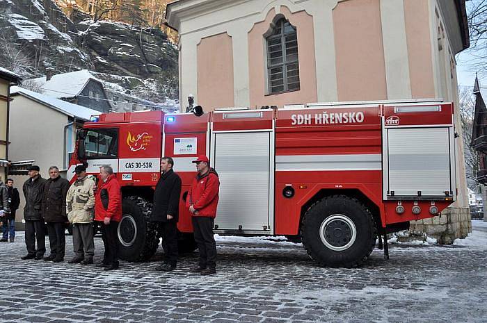 Nový hasičský speciál Tatra 815/7 převzala jednotka SDH ve Hřensku.