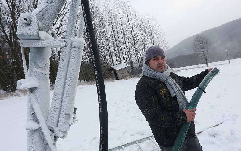 Lyžařský vlek na Malečově čeká na pořádnou zimu a přírodní sníh. Zatím se majitelé snaží uměle zasněžovat.