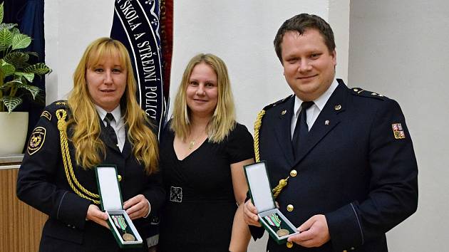 Iva Karafiátová a Adam Fuksa získali medaile III. stupně za zásluhy o rozvoj Vyšší policejní a střední policejní školy ministerstva vnitra v Praze