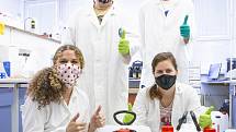 Ústecká univerzita pomáhá překonat postup pandemie koronaviru, činí tak na několika frontách.