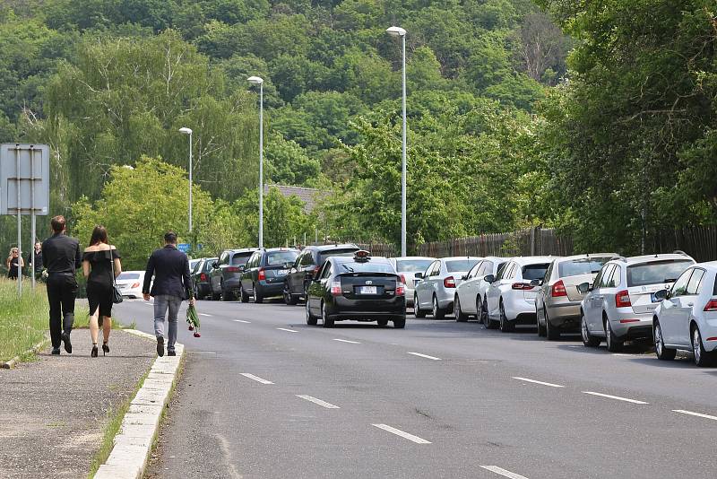 Smutečních hostů dorazily stovky, někteří ani neměli kde zaparkovat a museli dojít ke krematoriu pořádnou dálku.