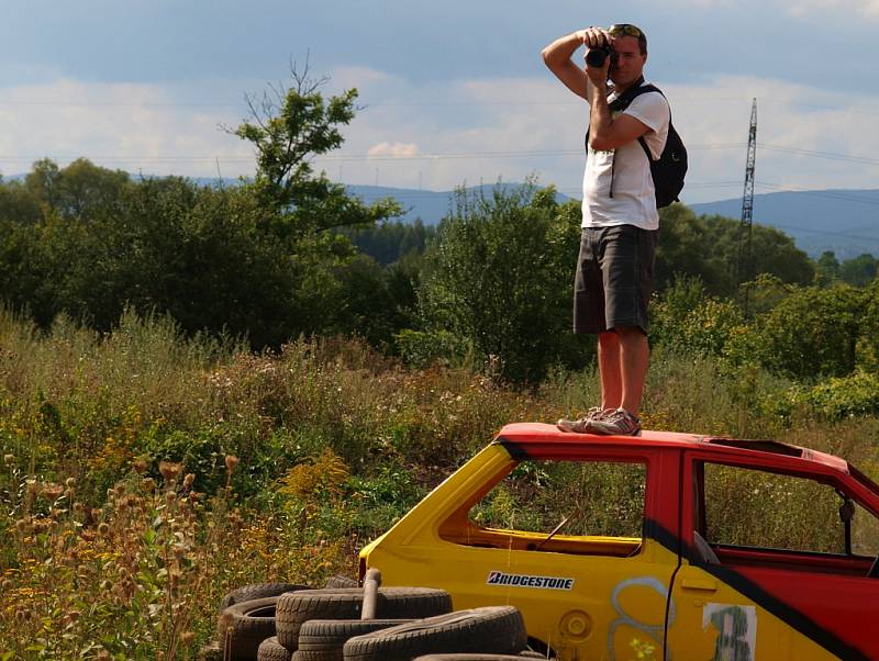 Žlutý trabant s číslem 41 obdivovali snad všichni nejen z nostalgické vzpomínky, ale především pro jeho řidičku osmnáctiletou Denisu Pappovou.