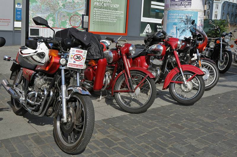 Již 21. ročník srazu historických vozidel s názvem Ústecká veterán rallye se v sobotu odehrál na Mírovém náměstí a na parkovišti u OC Olympia.