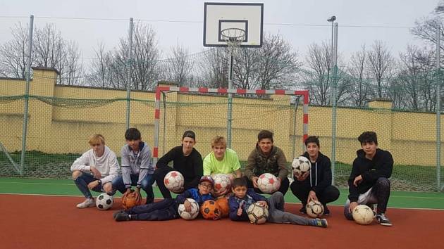 Kabina áčka FK Český Lev Neštěmice je připravená. Při úklidu bylo vyřazeno i 20 nevyužívaných míčů, které byly darovány dětskému domovu v Duchcově.