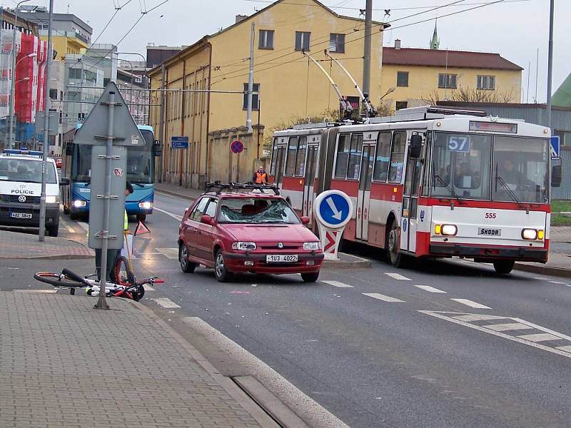 Srážka osobního auta s cyklistou byla příčinou pátečního omezení dopravy v Tovární ulici u zastávky Západní nádraží.