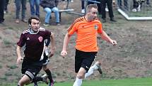 Fotbalisté Mojžíře (v oranžovočerném) doma porazili v ostře sledovaném derby před 450 diváky Neštěmice 1:0. Foto: Deník/Rudolf Hoffmann