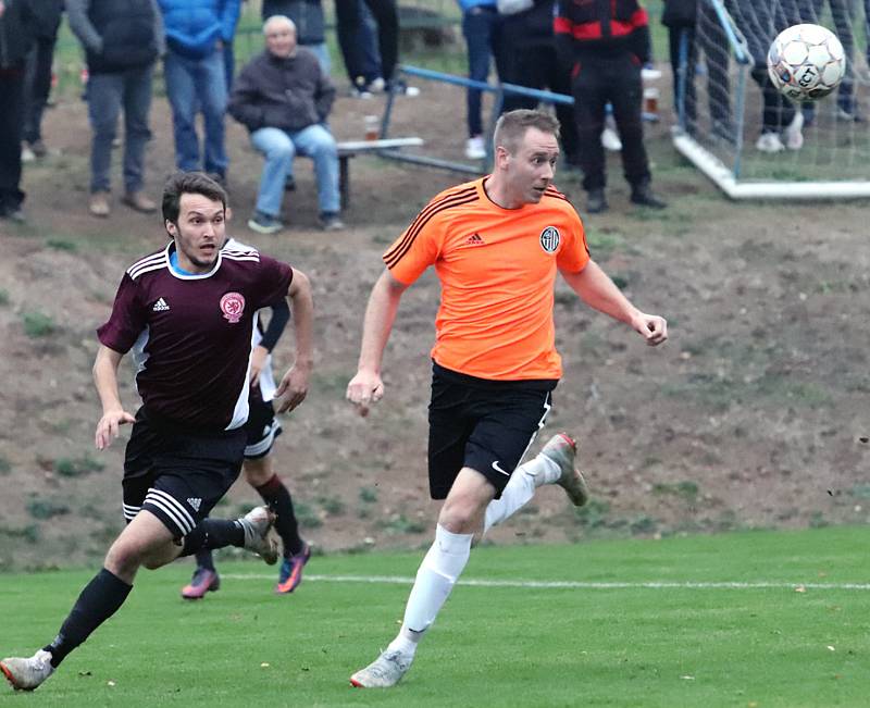 Fotbalisté Mojžíře (v oranžovočerném) doma porazili v ostře sledovaném derby před 450 diváky Neštěmice 1:0. Foto: Deník/Rudolf Hoffmann