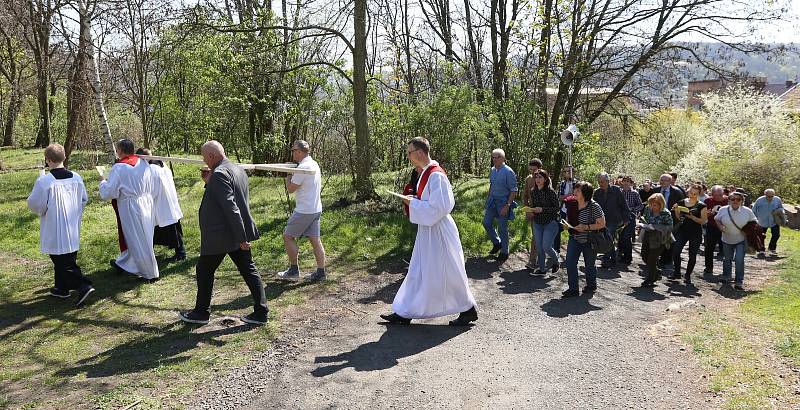 Představitelé církve v Ústí nad Labem odpoledne vystoupili na Mariánskou skálu.