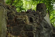 Pokud jste v hádance tipovali, že zmenšenina hradu Střekov se nachází v lese nad Předlicemi, hádali jste správně.