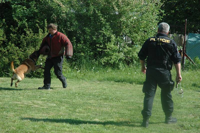 Ústečtí policisté při ukázkách v ZŠ Chabařovice.