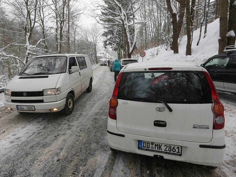 S velkým náporem lyžařů se v Telnici objevil problém s dopravní situací.