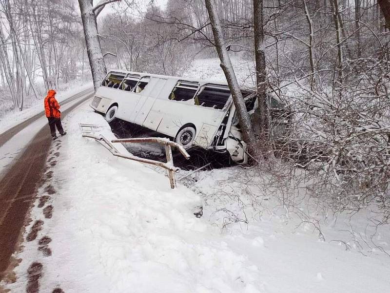 Nehoda autobusu u Chvojen.