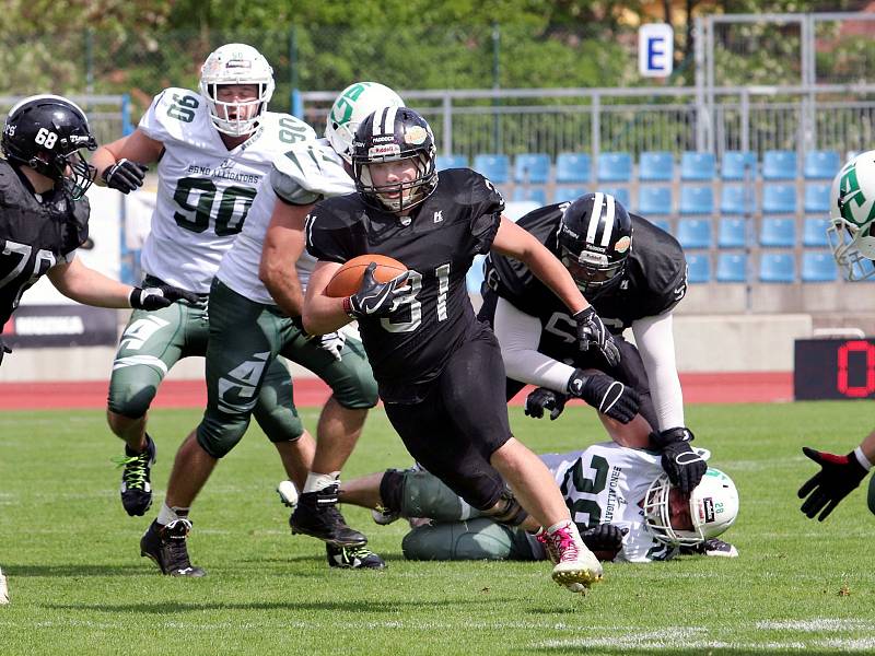 Paddock liga 2019. Ústečtí Blades (černé dresy) přehráli při prvním utkání na městském stadionu Alligators Brno (bílo-zelené dresy) 30:0.