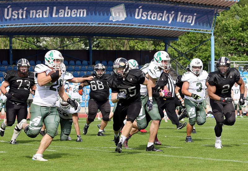 Paddock liga 2019. Ústečtí Blades (černé dresy) přehráli při prvním utkání na městském stadionu Alligators Brno (bílo-zelené dresy) 30:0.