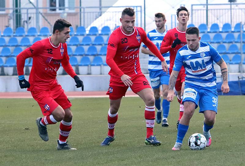 Fortuna Národní liga - Utkání mezi FK Ústí nad Labem (modrobílí)  a SK Líšeň (červení) skončilo bezbrankovou remízou.