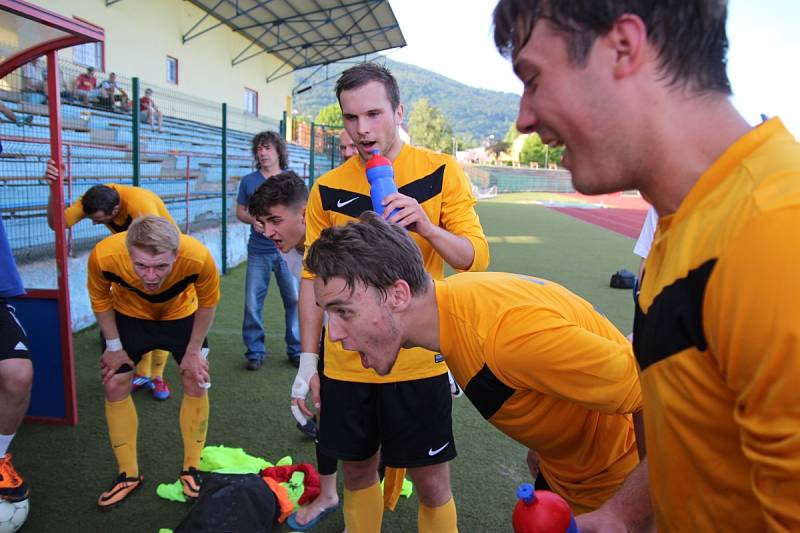 Fotbalisté Neštěmic (bílí) prohráli v Krupce 3:6. 