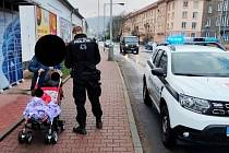 Strážníci zastavili v Železničářské ulici v Ústí ženu s dítětem v kočárku a dalším potomkem