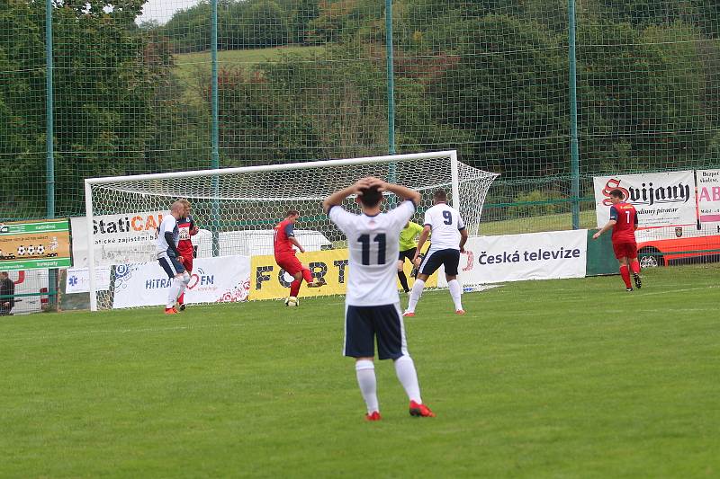 V televizním utkání porazily Hostovice před parádní návštěvou hosty z Chabařovic (červené dresy) 6:1.