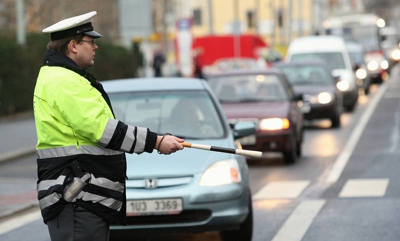 Dopravu u ústeckého muzea musela v pondělí řídit policie. Nikoliv kvůli obrovskému množství aut, ale proto, že byla uzavřena Bělehradská ulice. 