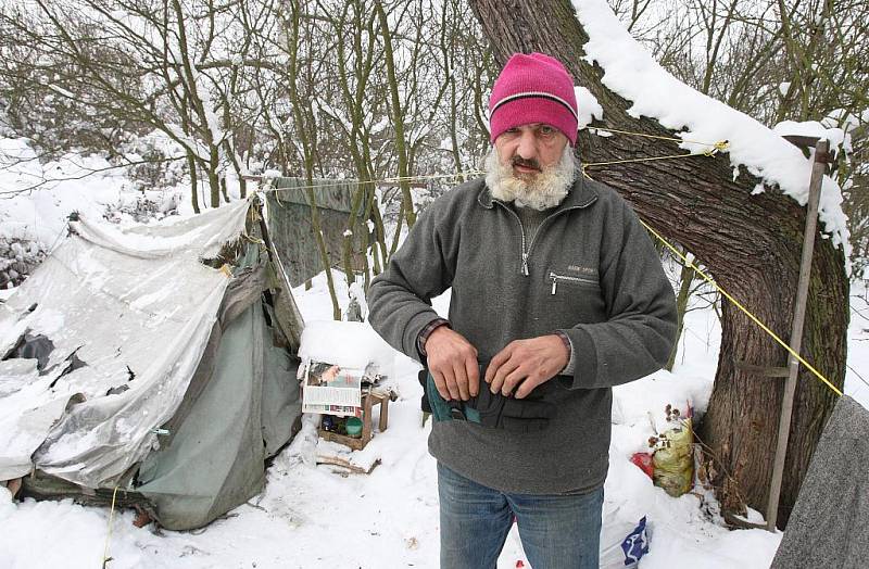  Již několik let žije bezdomovec Jindřich Preisler ve stanu nedaleko Ústí nad Labem. „Letos nás nepříjemně překvapil velký mráz, který bývá tak v lednu. Když fouká vítr jako dnes, tak je ve stanu kolem deseti pod nulou,“  říká bezdomovec.