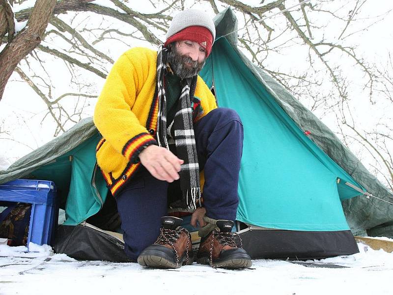  Již několik let žije bezdomovec Jindřich Preisler ve stanu nedaleko Ústí nad Labem. „Letos nás nepříjemně překvapil velký mráz, který bývá tak v lednu. Když fouká vítr jako dnes, tak je ve stanu kolem deseti pod nulou,“  říká bezdomovec.