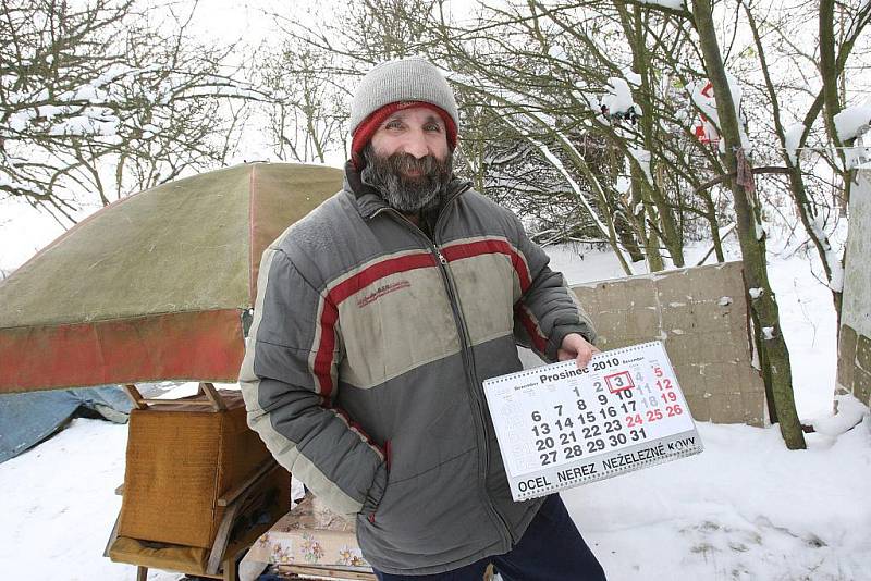  Již několik let žije bezdomovec Jindřich Preisler ve stanu nedaleko Ústí nad Labem. „Letos nás nepříjemně překvapil velký mráz, který bývá tak v lednu. Když fouká vítr jako dnes, tak je ve stanu kolem deseti pod nulou,“  říká bezdomovec.