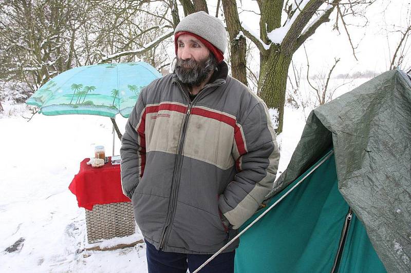  Již několik let žije bezdomovec Jindřich Preisler ve stanu nedaleko Ústí nad Labem. „Letos nás nepříjemně překvapil velký mráz, který bývá tak v lednu. Když fouká vítr jako dnes, tak je ve stanu kolem deseti pod nulou,“  říká bezdomovec.