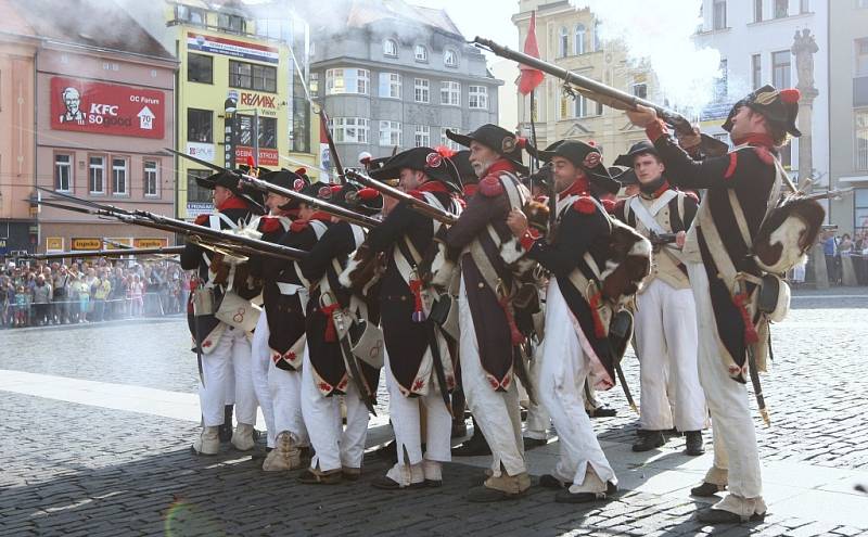 Doslova nacpané Mírové náměstí obsadily historické vojenské jednotky, které předvedly rekonstrukci bojů v době císaře Napoleona. 