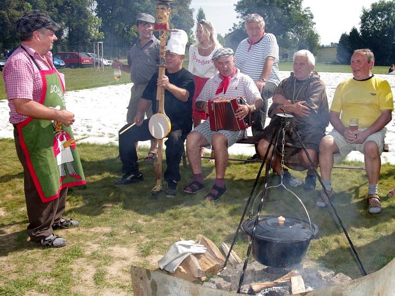 Chlumecký guláš. Ke kotlíku guláše dostanete pořádnou porci country, folku a bluegrassové muziky. Ilustrační foto.