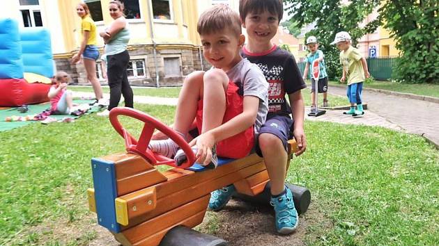 Děti v MŠ Pohádka v Ústí nad Labem sportují na novém hřišti. 