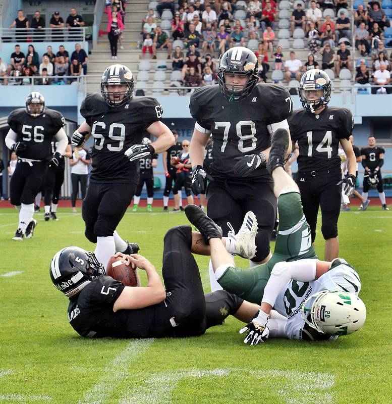 Paddock liga 2019. Ústečtí Blades (černé dresy) přehráli při prvním utkání na městském stadionu Alligators Brno (bílo-zelené dresy) 30:0.