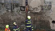 Auto sjelo z Pražské ulice v Ústí nad Labem do řeky Biliny