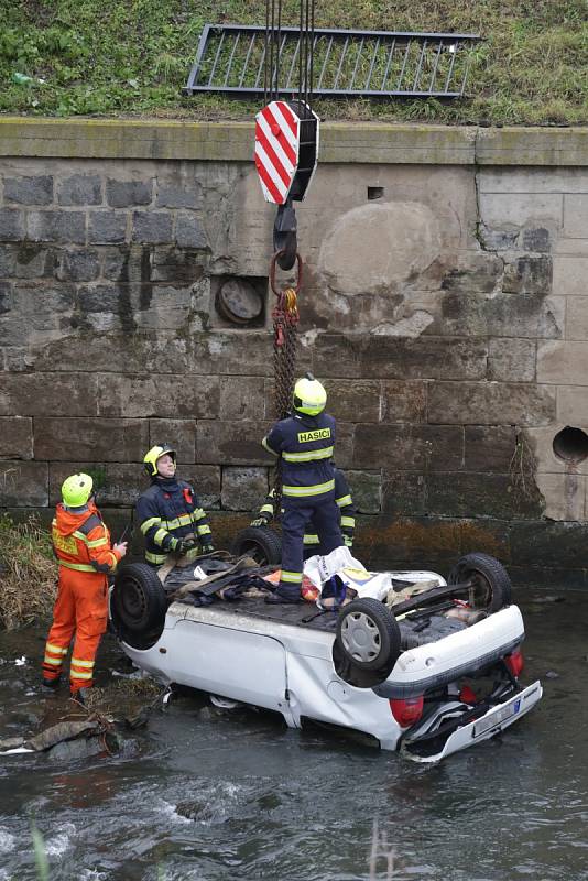 Auto sjelo z Pražské ulice v Ústí nad Labem do řeky Biliny