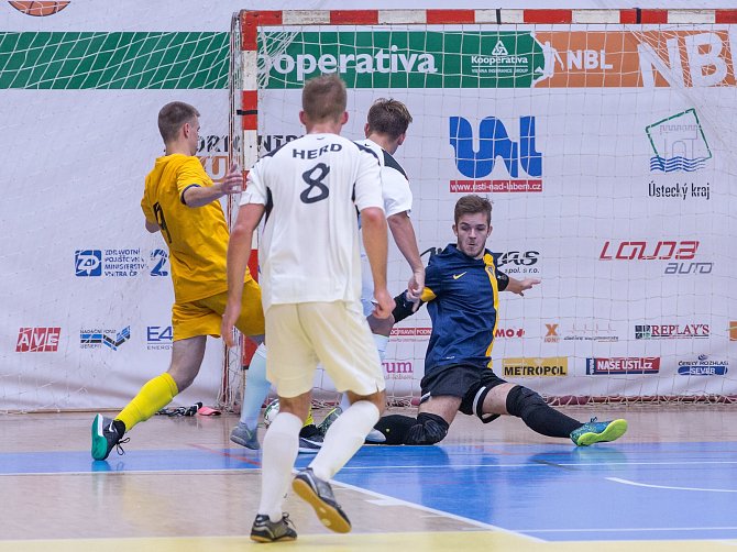 Futsalisté Rapidu Ústí nad Labem v zápase s Hradištěm. Mladý brankář Opálecký