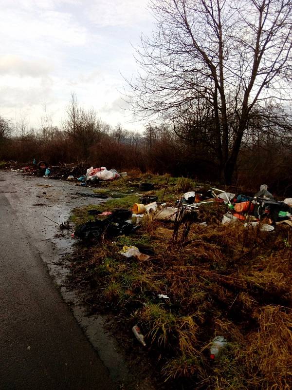 Pozemky u zahrádek v Hrbovicích hyzdí černé skládky. Chlumecká radnice je nestačí uklízet.