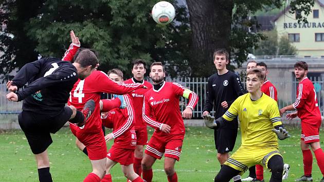 II. třída Ústí nad Labem : Jiskra Velké Březno (černí) přehrála poměrem 4:2 rezervu Českého Lva Neštěmice (červení).