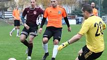 Fotbalisté Mojžíře (v oranžovočerném) doma porazili v ostře sledovaném derby před 450 diváky Neštěmice 1:0. Foto: Deník/Rudolf Hoffmann