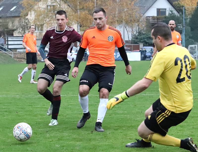 Fotbalisté Mojžíře (v oranžovočerném) doma porazili v ostře sledovaném derby před 450 diváky Neštěmice 1:0. Foto: Deník/Rudolf Hoffmann