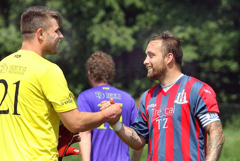 Fotbalisté Přestanova (v bílofialovém) si v domácím prostředí vyšlápli v derby na Chabařovice, které porazili 4:1.