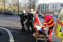 Muž v Palachově ulici v Ústí nad Labem chodil před jedoucí auta a vykřikoval, že má koronavirus. Na místě zasahovali strážníci i záchranáři.